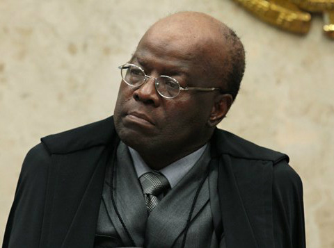 "Crítica a Barbosa não é racial. É política" Deputado federal Edson Santos (PT-RJ), que foi ministro da Igualdade Racial, no governo Lula, vê no presidente do Supremo Tribunal Federal, ministro Joaquim Barbosa, uma antítese aos governos do PT no País; para ele, Barbosa age não como juiz, mas como um candidato que terá sua
