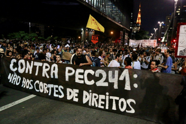 Manifestação contra a PEC 241 realizada em São Paulo, na Avenida Paulista, no dia 17 de outubro / Foto: Roberto Parizotti 