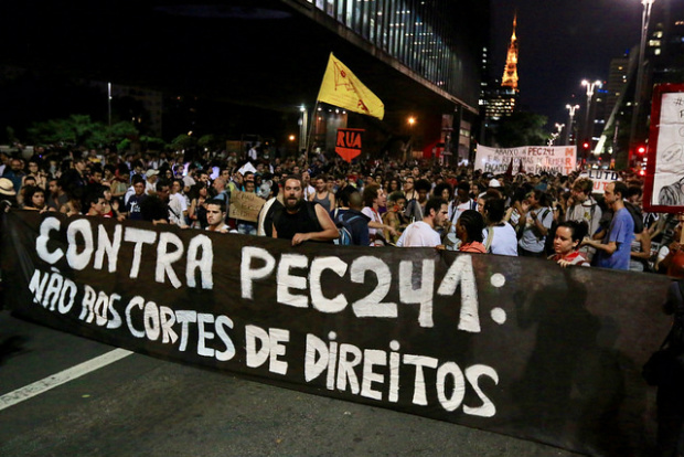 Por que as centrais convocam uma greve geral? Veja dez motivos Manifestação contra a PEC 241 realizada em São Paulo, na Avenida Paulista, no dia 17 de outubro / Foto: Roberto Parizotti