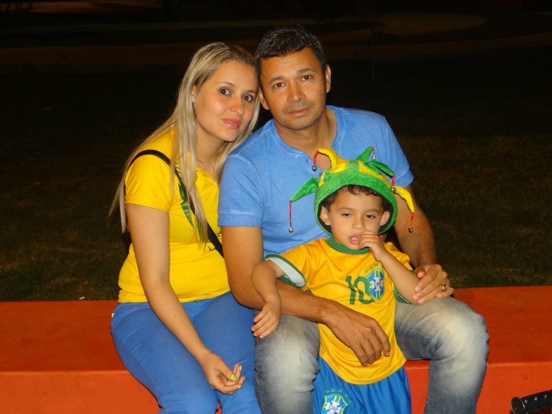 Amambaienses opinam sobre empate do Brasil Bráulio e Elizete Santos com o filho na praça central / Foto: Moreira Produções