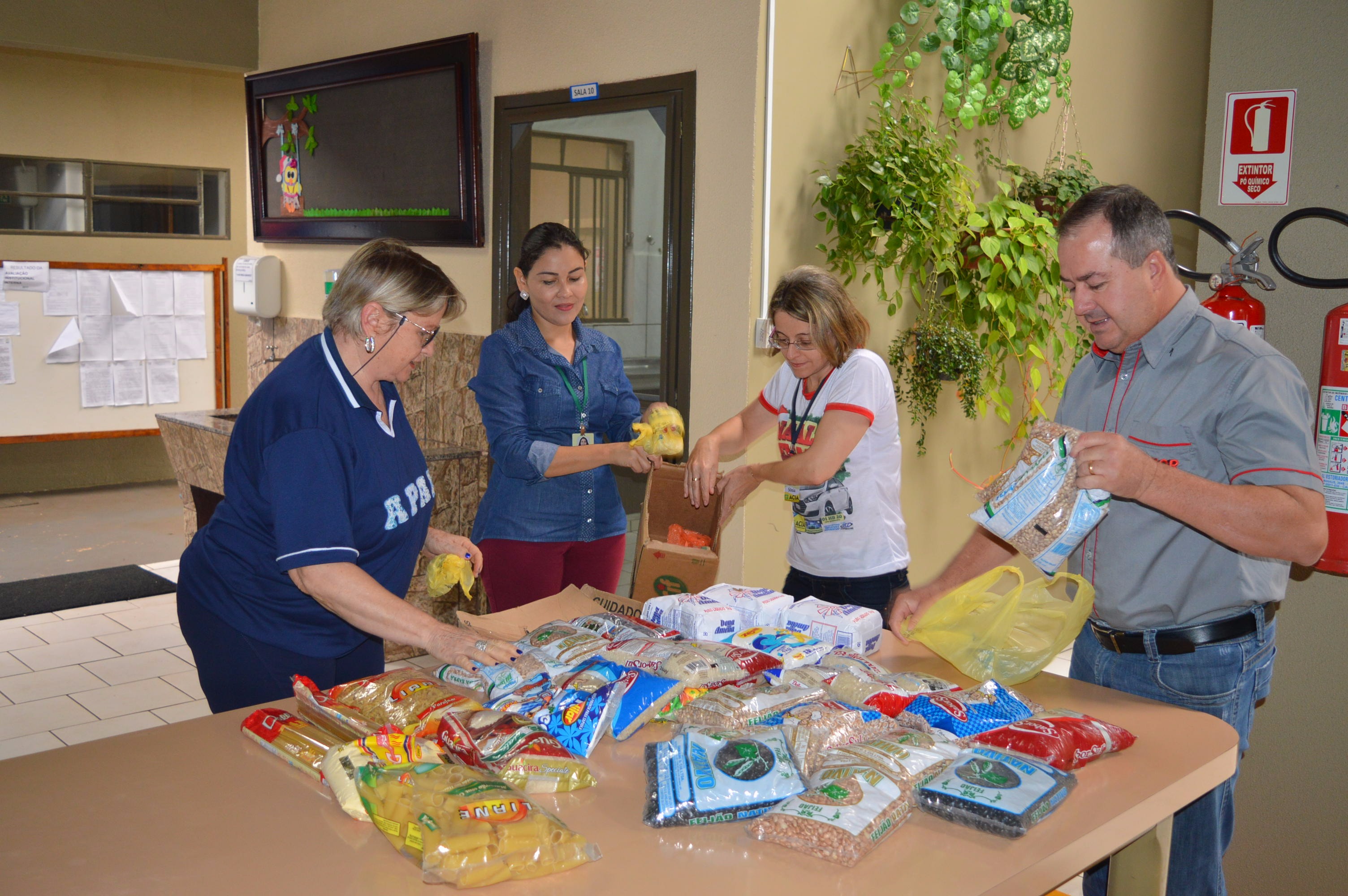 Associação Comercial de Amambai entrega 60 quilos de alimentos para a Apae Participaram da entrega dos alimentos o presidente da ACIA, Clemente Martins Júnior e as colaboradoras Sonia e Luciana / Foto: Moreira Produções