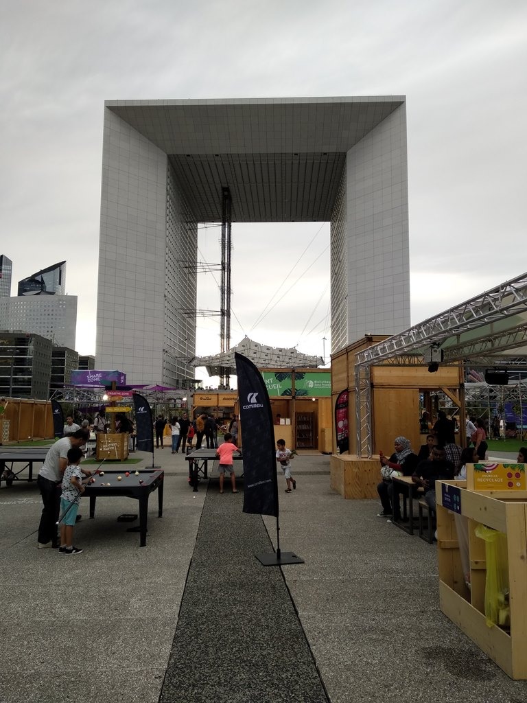 La Défense (A Defesa) é o maior centro financeiro da cidade de Paris. Com uma população de 20.000 habitantes aproximadamente, é centrado em um circuito oval de autoestradas no departamento de Altos do Sena, nas comunas de Nanterre, Courbevoie e Puteaux. O distrito está na extremidade ocidental de Paris, ao longo do Eixo Histórico, que começa no Louvre, no centro de Paris, e continua ao longo da Champs-Élysées, através do Arco do Triunfo, até culminar em La Défense.Com o Grande Arco, com cerca de 110 metros de altura, a área abriga muitos dos maiores e mais altos edifícios da área urbana de Paris. 