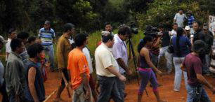 Grupo de sem-terra acompanhado por jornalistas na cidade de Ñacunday, epicentro do conflito com os agricultores no Paraguai (Carlos Bottino/EFE