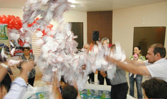 Em Amambai, consumidor deve exigir seu cupom da Campanha do Dia das Mães Em, 2014, foram cerca de 200 mil cupons distribuídos entre as mais de 100 empresas associadas participantes e sorteados 12 prêmios,