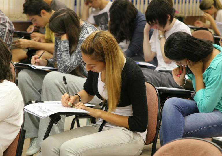 Estudantes têm até o final do dia para fazer simulado do Enem