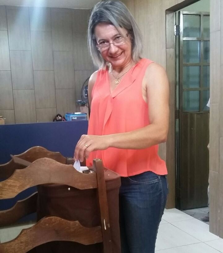 Fernando Dutra Maciel foi eleito novo presidente do Sisem de Amambai A servidora Fátima durante seu voto / Foto: Moreira Produções