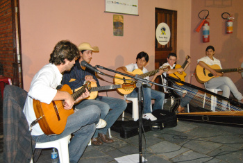 Agropecuária brasileira é destaque na abertura da Expobai 2011 Músicos do Ponto de Cultura Pájaro Campana.