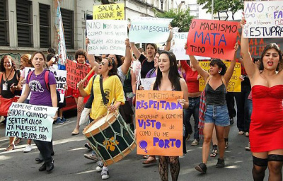Marcha das Vadias pede a legalização do aborto Entre as mensagens da marcha estão o fim do preconceito contra homossexuais e o da violência contra as mulheres, além da legalização do aborto