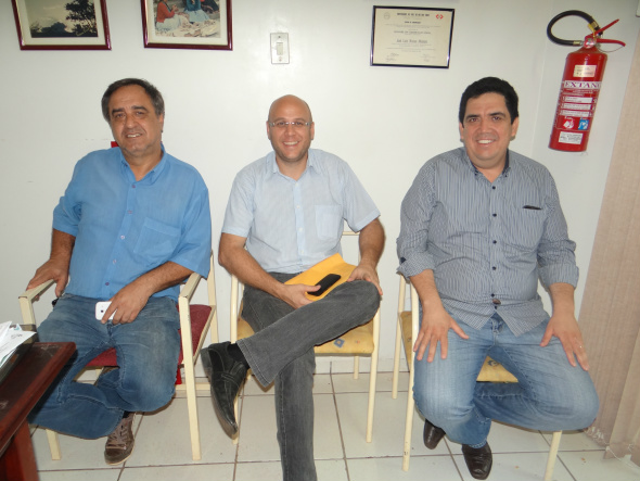PMDB de Amambai empossa diretoria 2015/2017 e apresenta novos filiados E/D - Membros do partido, José Luiz Karasek e Rodrigo Selhorst, e o presidente do diretório municipal, advogado Odil PuquesFoto: Moreira Produções