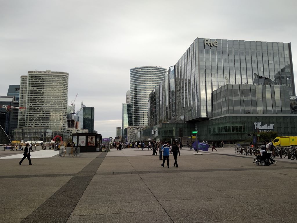 La DéfenseCom 314.000 m², seus 72 edifícios de vidro e aço, incluem 14 arranha-céus acima de 150 metros, com 150.000 trabalhadores diários e 3,5 milhões de metros quadrados de espaços de escritórios, La Défense é o maior centro empresarial desenvolvido na Europa.