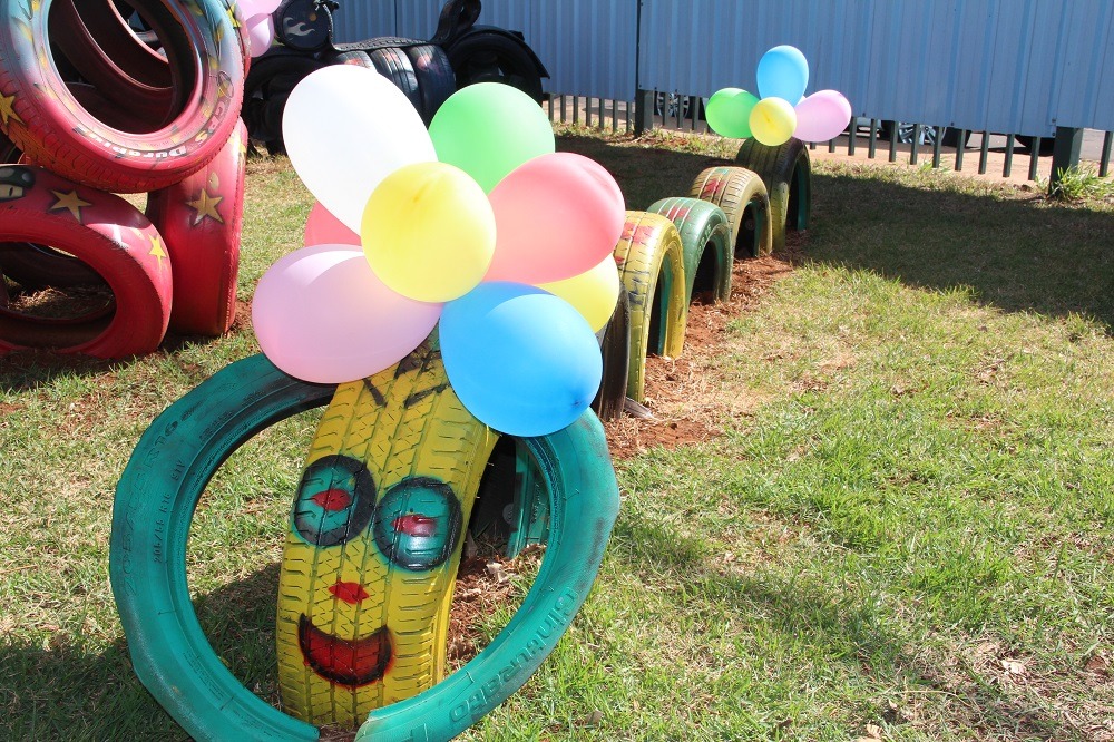 Projeto social da Agepen já beneficiou mais de 5,5 mil crianças A cada entrega são instalados sete diferente brinquedos feitos com pneus.Foto: Tatyane Santinoni, Agepen
