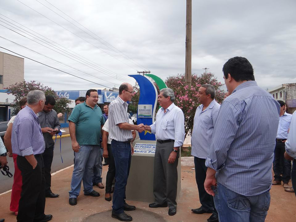 Governador André Puccinelli inaugura obras em Amambai André, Sérgio e Dr. Bandeira inauguraram diversas restaurações asfálticas na cidade de Amambai/ Foto: Moreira Produções