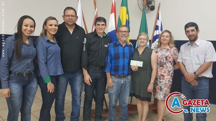 SRA, Rotary e Sicredi entregam R$ 7 mil ao Lar do Idoso em Amambai Momento que os integrantes do Rotary, Sindicato Rural e Sicredi faziam a entrega dos R$ 7 mil arrecadados durante o 2º Desafio do Bem à direção do Lar do Idoso Frei Fabiano de Cristo. (Foto: Paulo Sérgio/Locutor da Emoção)