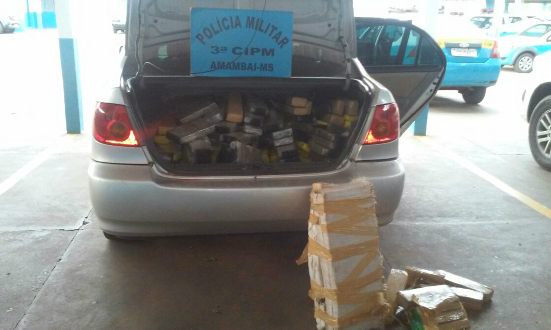 Fernando, motorista do veículo, ao ver os policiais, iniciou fuga em alta velocidade e, minutos depois, abandonou o veículo e fugiu a pé / Foto: Moreira Produções