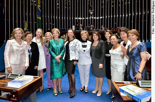 Bancada feminina no Senado é composta por 12 senadoras Da esquerda para a direita: Gleisi Hoffmann, Maria do Carmo Alves, Vanessa Grazziotin, Ana Amélia Lemos, Marta Suplicy, Kátia Abreu, Lúcia Vânia, Marinor Brito, Marisa Serrano, Lídice da Mata, Ana Rita Esgário e Ângela Portela.