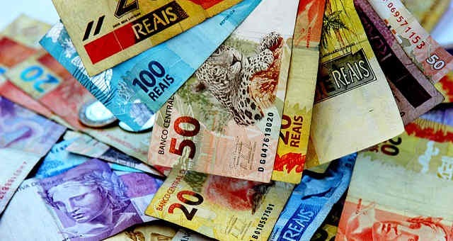 Brasileiros reduziram em 7,33% os gastos no exterior em fevereiro