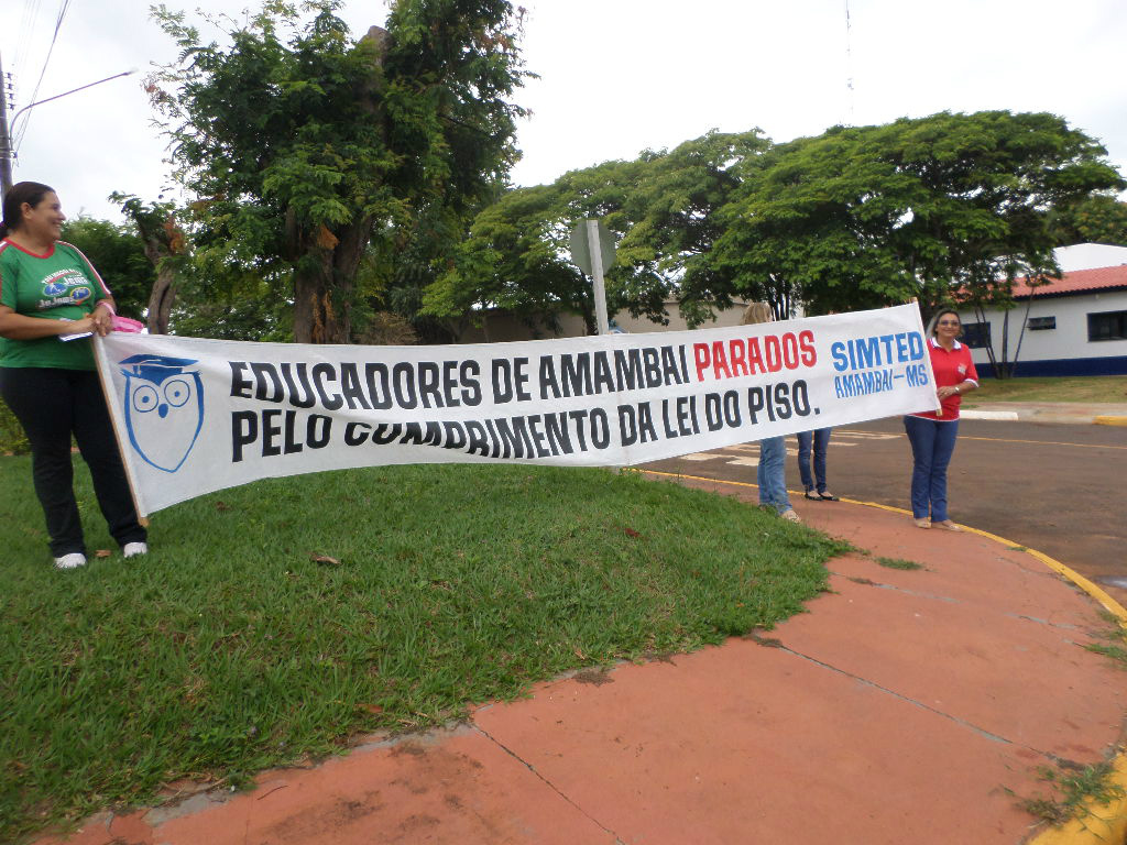 A proposta aprovada pela categoria foi de paralisar as atividades por um dia na primeira semana, iniciada no dia 23; dois dias consecutivos na segunda semana, três dias na terceira semana e, caso não haja negociação com o executivo, não encerrar o ano letivo.