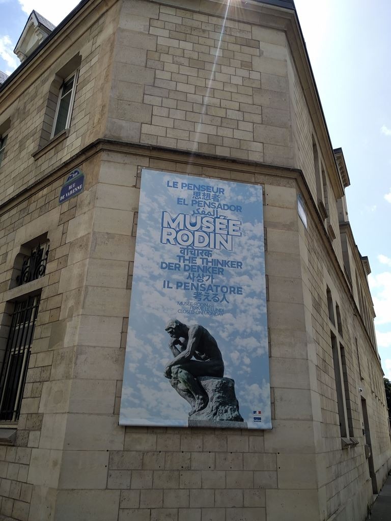 O Musée Rodin é um museu parisiense que foi inaugurado em 1919 no Hotel Biron. Exibe obras do escultor francês Auguste Rodin. Enquanto morava na Villa des Brillants (em Meudon, subúrbios de Paris), Rodin usou o Hotel Biron como sua oficina a partir de 1908, e posteriormente doou a sua colecção completa de esculturas (juntamente com pinturas de Vincent van Gogh e Pierre-Auguste Renoir que ele tinha adquirido) para o Estado francês sob a condição de que tinha de transformar o prédio num museu dedicado às suas obras.