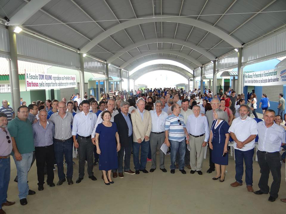 Governador André Puccinelli inaugura obras em Amambai Ex alunos da escola Dom Aquino Corrêa / Foto: Moreira Produções