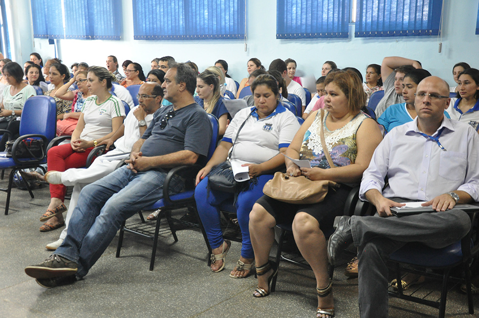 Projeto de lei pode beneficiar Servidores Municipais da Saúde em Amambai Reunião reuniu representantes do executivo e legislativo e servidores da área da Saúde / Foto: Decom