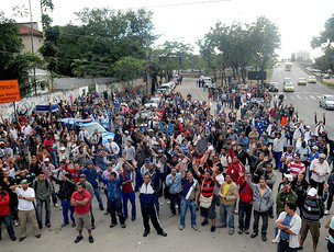 Em greve, operários do Maracanã planejam passeata na terça-feira Em greve, operários do Maracanã planejam passeata na terça-feira