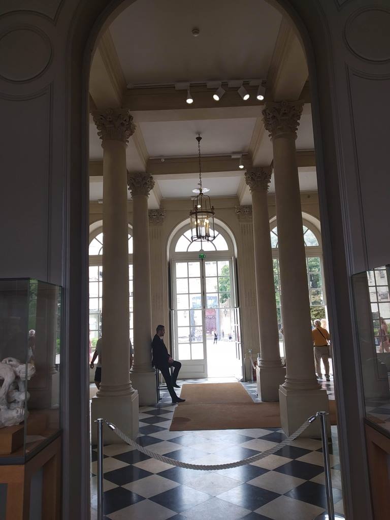 Museu de RodinO museu tem também uma sala dedicada às obras de Camille Claudel e também algumas pinturas de Monet, das colecções pessoais de Rodin. Em geral, possui um acervo que contém esculturas, desenhos, gravuras, pinturas, cerâmicas, fotografias, artes clássicas e arquivos, como documentos.