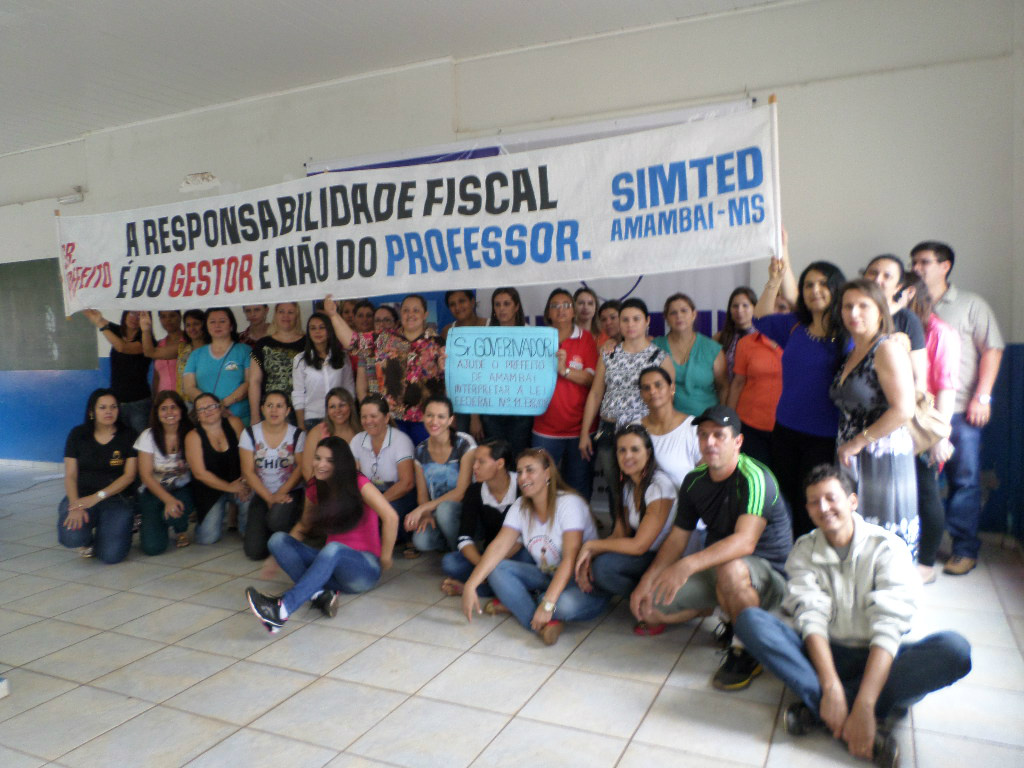 Hoje o Município de Amambai está a dever aos profissionais da educação o Piso para janeiro e fevereiro de 2012; janeiro a agosto de 2013, que já estão sendo cobrados na Justiça.