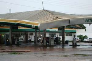 Chuva derruba árvores e alaga casas em Dourados Posto foi danificado com a chuva. Foto: Dourados informa