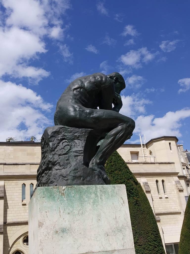 Museu de RodinO Pensador (francês: Le Penseur) é uma das mais famosas esculturas de bronze do escultor francês Auguste Rodin. Retrata um homem em meditação soberba, lutando com uma poderosa força interna.Originalmente chamado de O Poeta, a peça era parte de uma comissão do Museu de Arte Decorativa em Paris para criar um portal monumental baseada na Divina Comédia, de Dante Alighieri. Cada uma das estátuas na peça representava um dos personagens principais do poema épico. O Pensador originalmente procurava retratar Dante em frente dos Portões do Inferno, ponderando seu grande poema. A escultura está nua porque Rodin queria uma figura heroica à la Michelangelo para representar o pensamento assim como a poesia.Rodin fez sua primeira versão por volta de 1880. A primeira estátua (O Pensador) em escala maior foi terminada em 1902, mas não foi apresentada ao público até 1904. Tornou-se propriedade da cidade de Paris graças a uma contribuição organizada pelos admiradores de Rodin e foi colocada em frente do Panteão em 1906. Em 1922, contudo, foi levada para o Hotel Biron, transformado no Musée Rodin. Mais de vinte cópias da escultura estão em museus em volta do mundo. Algumas destas cópias são versões ampliadas da obra original assim como as esculturas de diferentes proporções[1].O Instituto Ricardo Brennand na cidade do Recife, Pernambuco, possui uma versão ampliada da obra original, exposta em seu acervo particular, na Galeria.