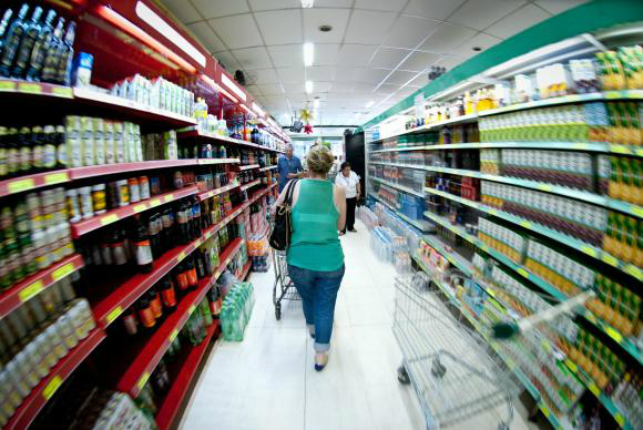 Mercado financeiro projeta inflação menor este ano: 6,89% Inflação, medida pelo Índice Nacional de Preços ao Consumidor Amplo (IPCA), deve fechar este ano em 6,89%, e terá reflexos sobre os preços ao consumidor EBC