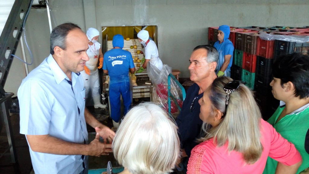Produção de agricultores familiares de Amambai será comprada por paulistas O gerente da indústria Pura Polpa, Odair da Silva, durante conversa com o secretário Anilson Prego e agricultores familiares de Amambai