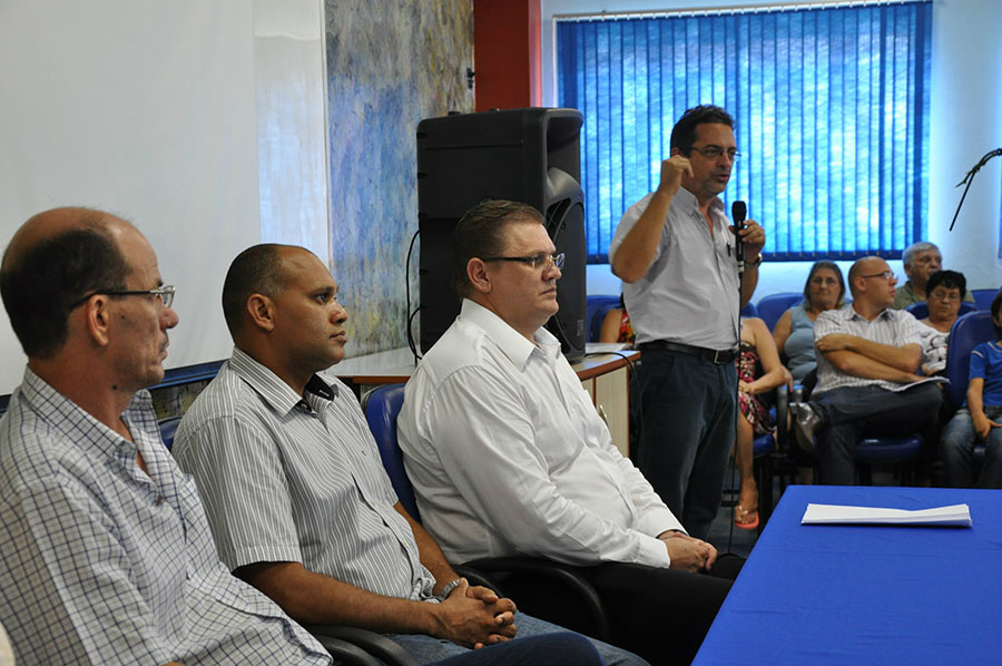Saúde tem novo secretário em Amambai Sergio Barbosa, Pr Lucivaldo, o novo secretário Sergio Périus e o ex-secretário municipal Pedro Humberto