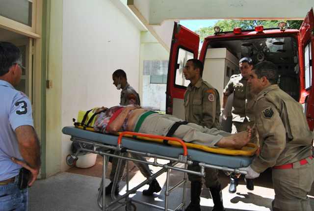 Momento em que a esposa de Aparício, Erondi Cáceres, chegou ao Hospital Regional de Amambai para receber atendimento. Foto: Moreira Produções.