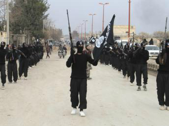 Membros do EIIL, grupo ligado à Al-Qaeda, desfilam pela cidade síria de Tel Abyad- REUTERS/Yaser Al-Khodor