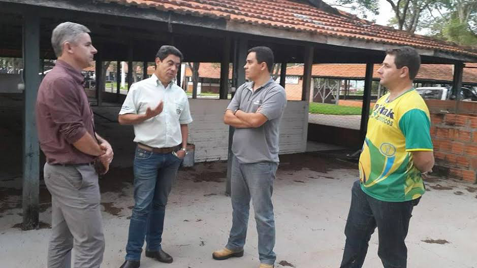 ACIA pede melhorias para o pavilhão comercial do Parque de Exposições de Amambai ACIA e Sindicato Rural de Amambai discutiram melhorias para o Pavilhão Comercial.