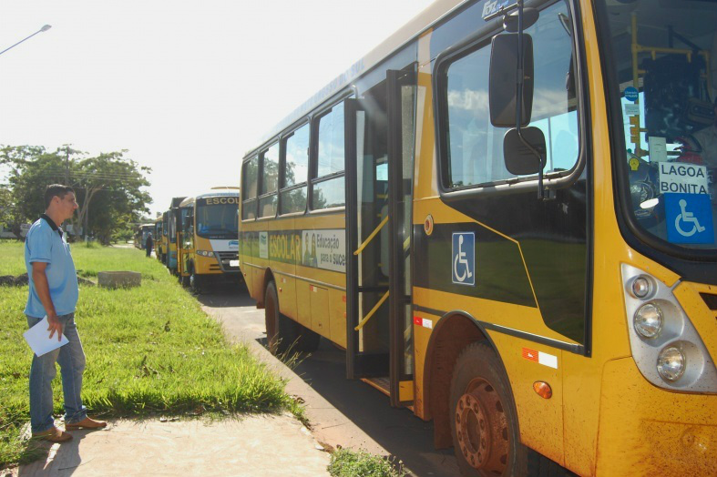 O transporte escolar em Amambai é feito por 29 ônibus, 15 pertencentes à Prefeitura de Amambai e 14 terceirizados