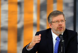 Câmara vai discutir reajuste do salário mínimo com responsabilidade, diz Marco Maia Câmara vai discutir reajuste do salário mínimo com responsabilidade, diz Marco Maia