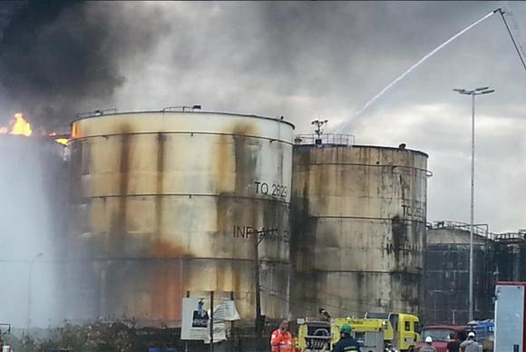 Empresa americana é chamada para ajudar a apagar incêndio em Santos Empresa americana apoiará combate ao incêndio nos tanques de conbustíveis da empresa Ultracargo, em Santos / Divulgação/Corpo de Bombeiros de São Paulo