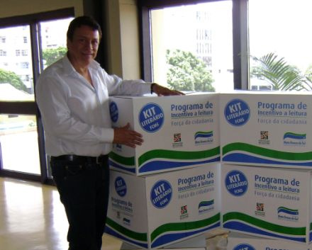 Governo entrega Kit Literário da FCMS a 35 municípios do Estado Governo entrega Kit Literário da FCMS a 35 municípios do Estado