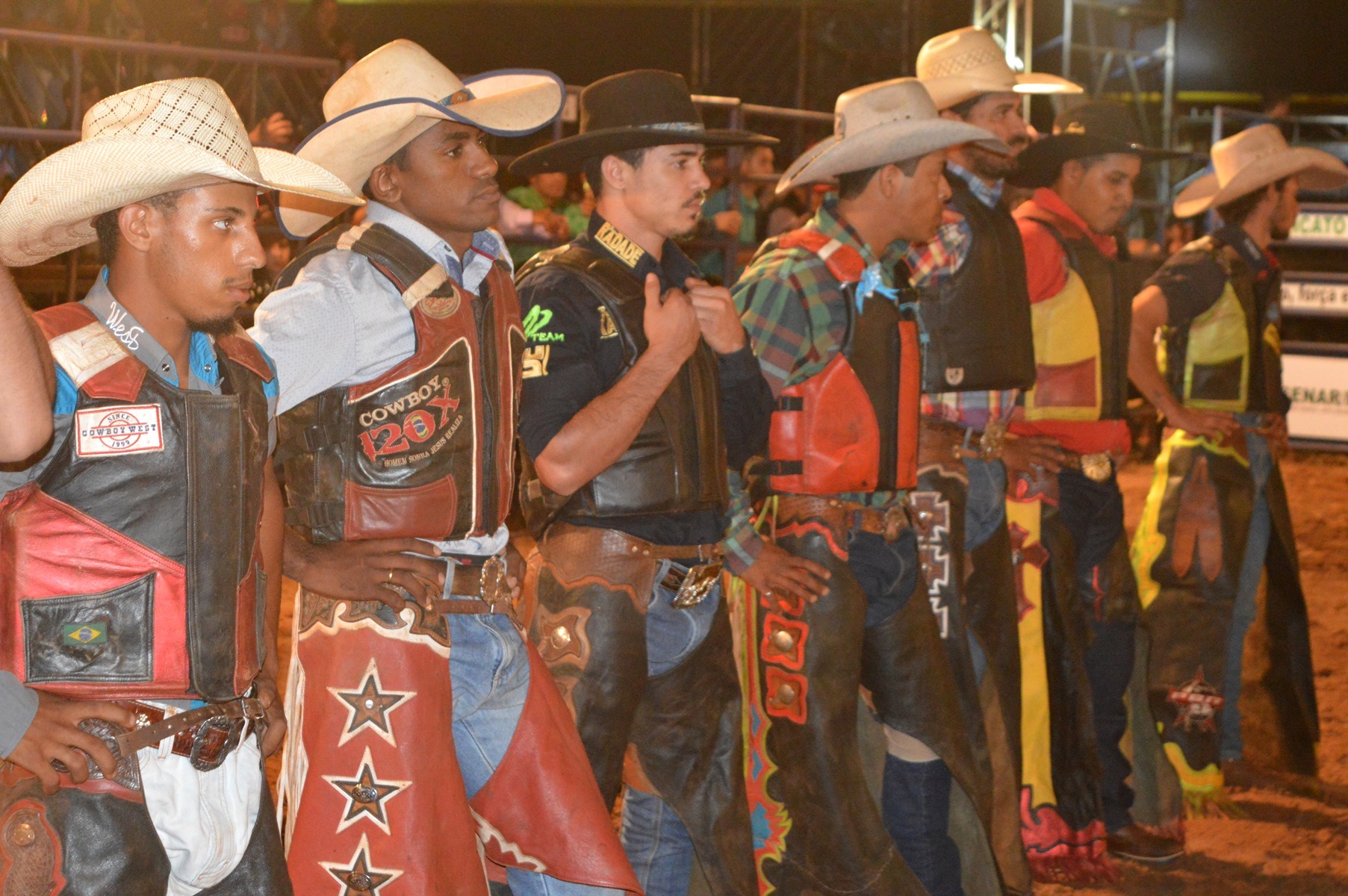 Rodeio em touros foi atração da primeira noite de Expobai