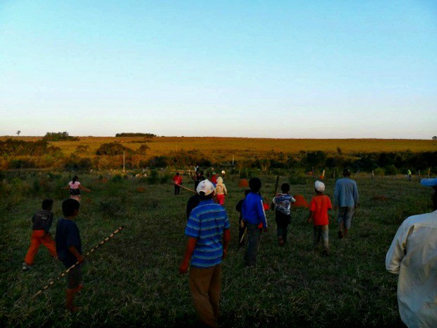 Índios da etnia guarani-kaiowá permanecem na área, em Paranhos (Foto: Divulgação/ Conselho Aty Guassu)
