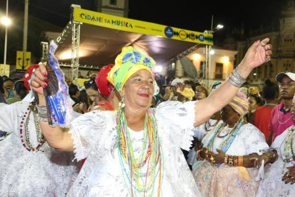 Encontro de blocos afro com orquestra dá início ao carnaval de Salvador As baianas de Salvador desfilaram do Pelourinho até a Praça Municipal na abertura do carnaval da capital baiana Evilnia Sena/Secom Prefeitura de SalvadorFoto: Divulgação