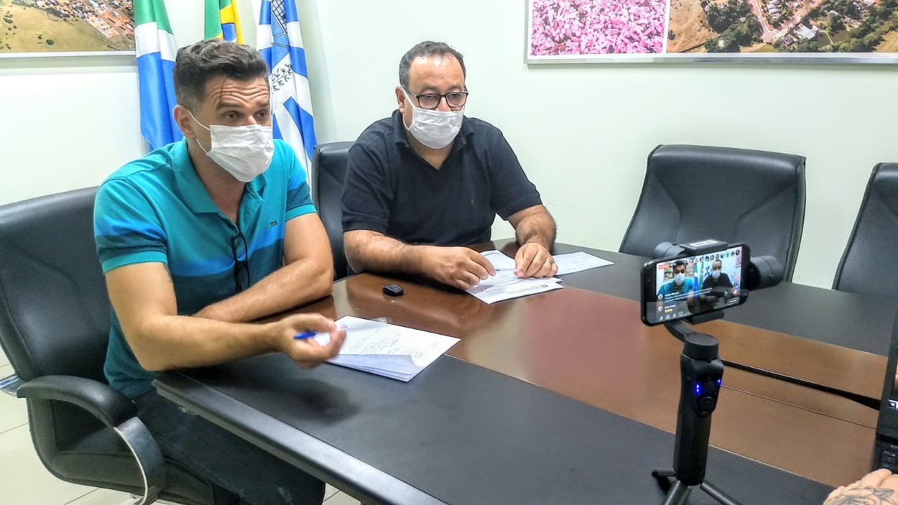 E/D: Jeferson Baggio,  Coordenador Clínico do Comitê de Enfrentamento ao Coronavírus e o prefeito de Amambai e presidente do comitê, Dr. Bandeira / Foto: Robson Fritzen