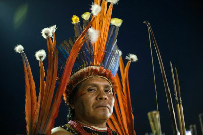 Justiça reduz multa do Ibama a índio que fazia artesanato com penas