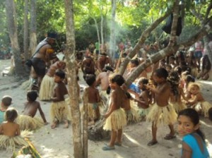 Fazendeiros destroem aldeia e expulsam indígenas Guarani-Kaiowá Fazendeiros destroem aldeia e expulsam indígenas Guarani-Kaiowá