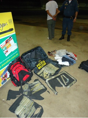PM apreende cocaína diluída em fundo de mala e mochila na rodoviária PM apreende cocaína diluída em fundo de mala e mochila na rodoviária