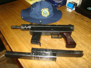 Mulher é presa com submetralhadora em ônibus na BR-163 Arma apreendida durante operação policialFoto: Divulgação