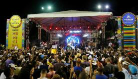 Encontro de blocos afro com orquestra dá início ao carnaval de Salvador O baile da Praça Municipal foi uma forma de homenagear o Mestre Didi Alfredo Filho/Secom Prefeitura de SalvadorFoto: Divulgação