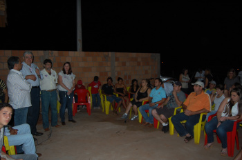 Deputado Carlos Marun faz campanha em Amambai Deputado Carlos Marun conversando com moradores do conjunto Pôr do Sol.