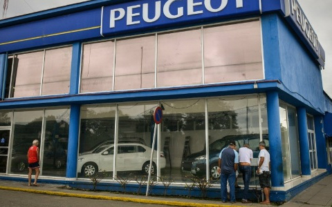Pela primeira vez em meio século, os cubanos acordaram nesta sexta-feira com o direito de comprar carros novos e usados do Estado sem precisar de permissão especial